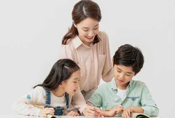 선생님이 아이들에게 공부하는 것을 봐주는 모습