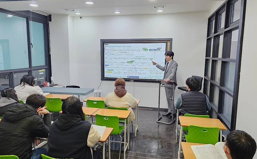 케이탑에듀학원 원장님 영어 강의 모습