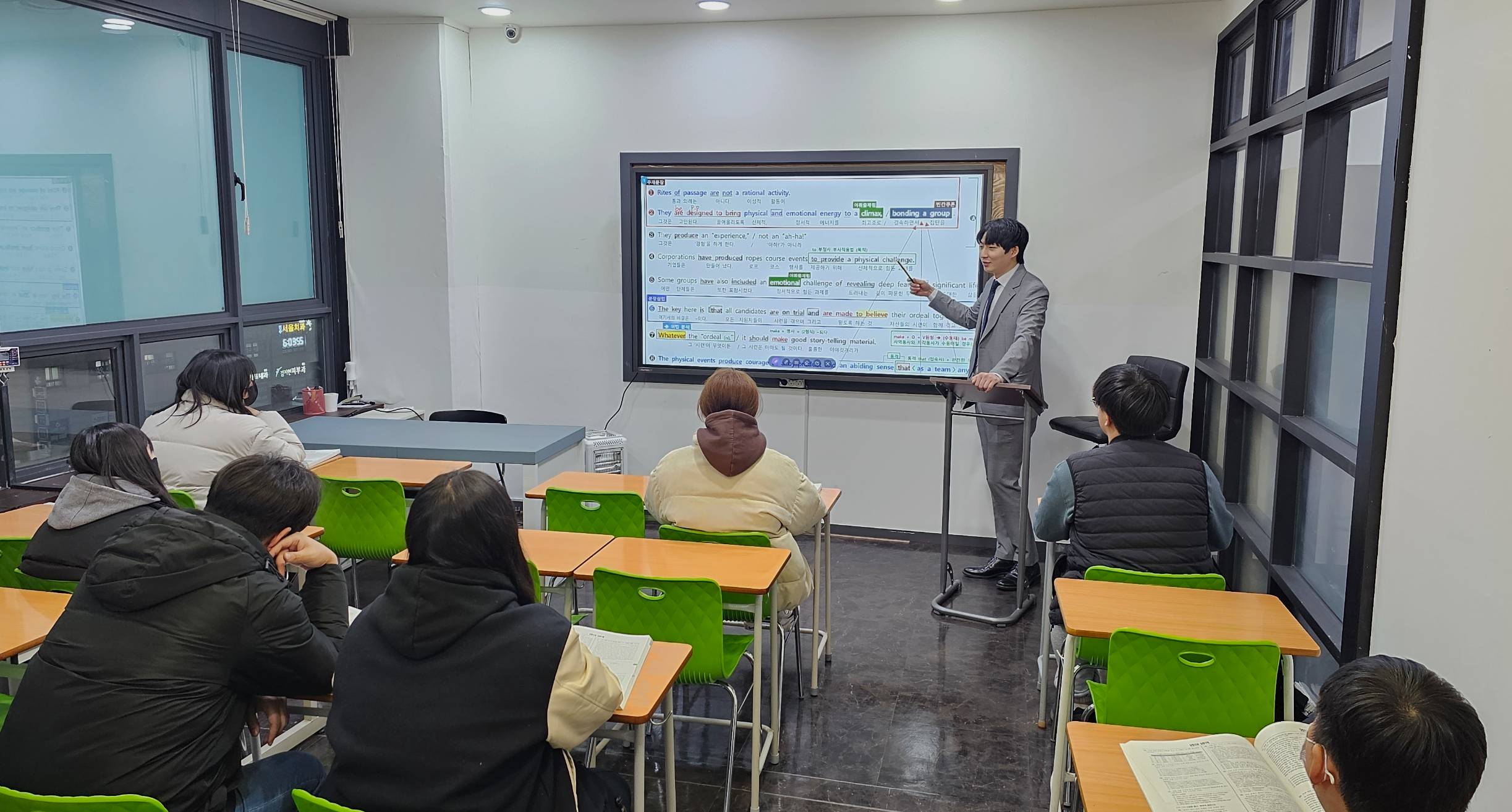케이탑에듀학원 원장님 영어과목 수업모습